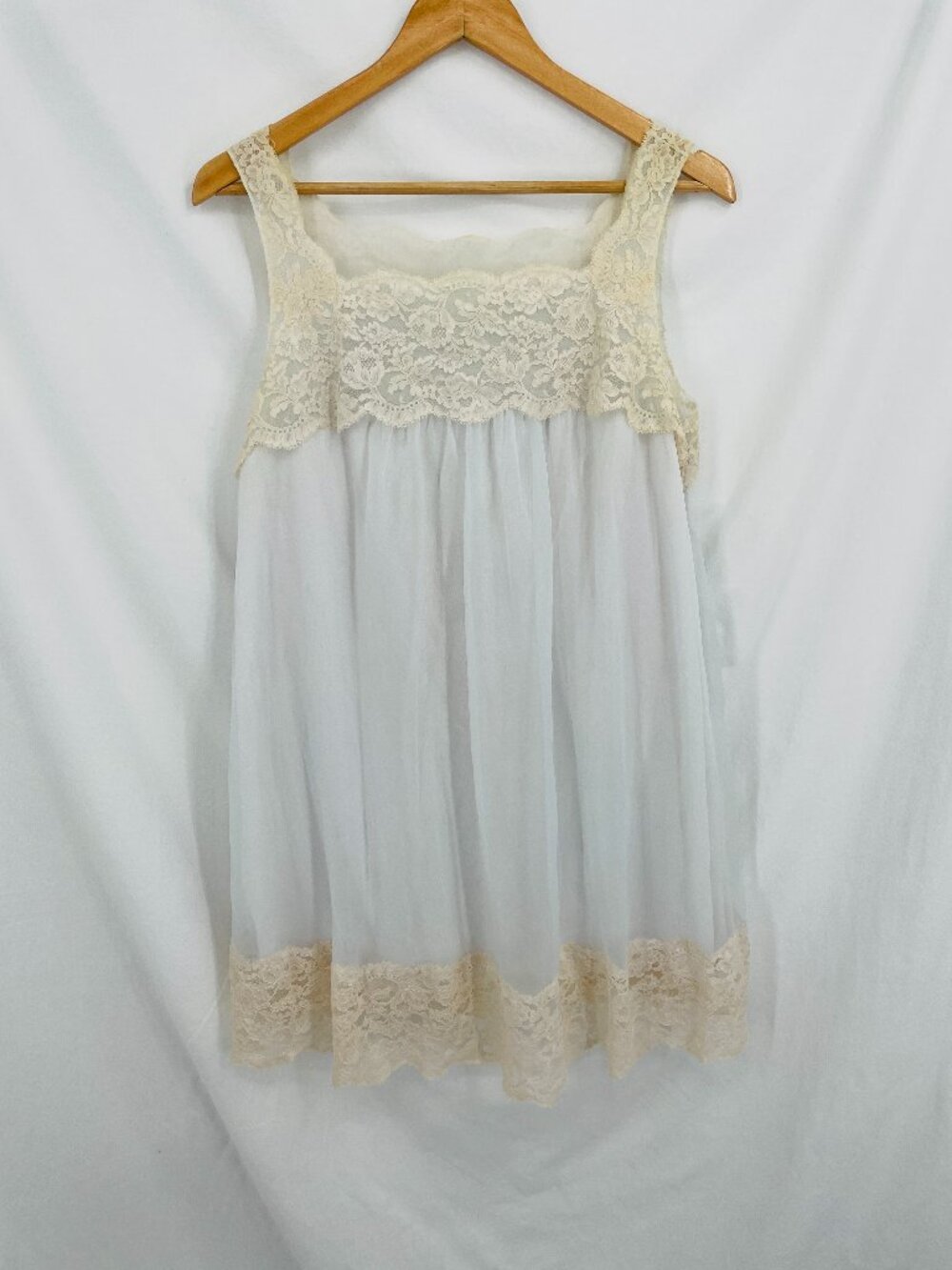 Vintage 1980s White Lace Trim Nightgown Sleep Gown